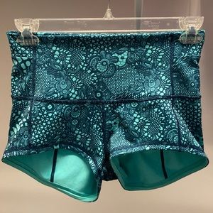 Lululemon gym shorties size 10